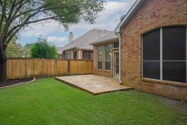 a view of a house with a backyard