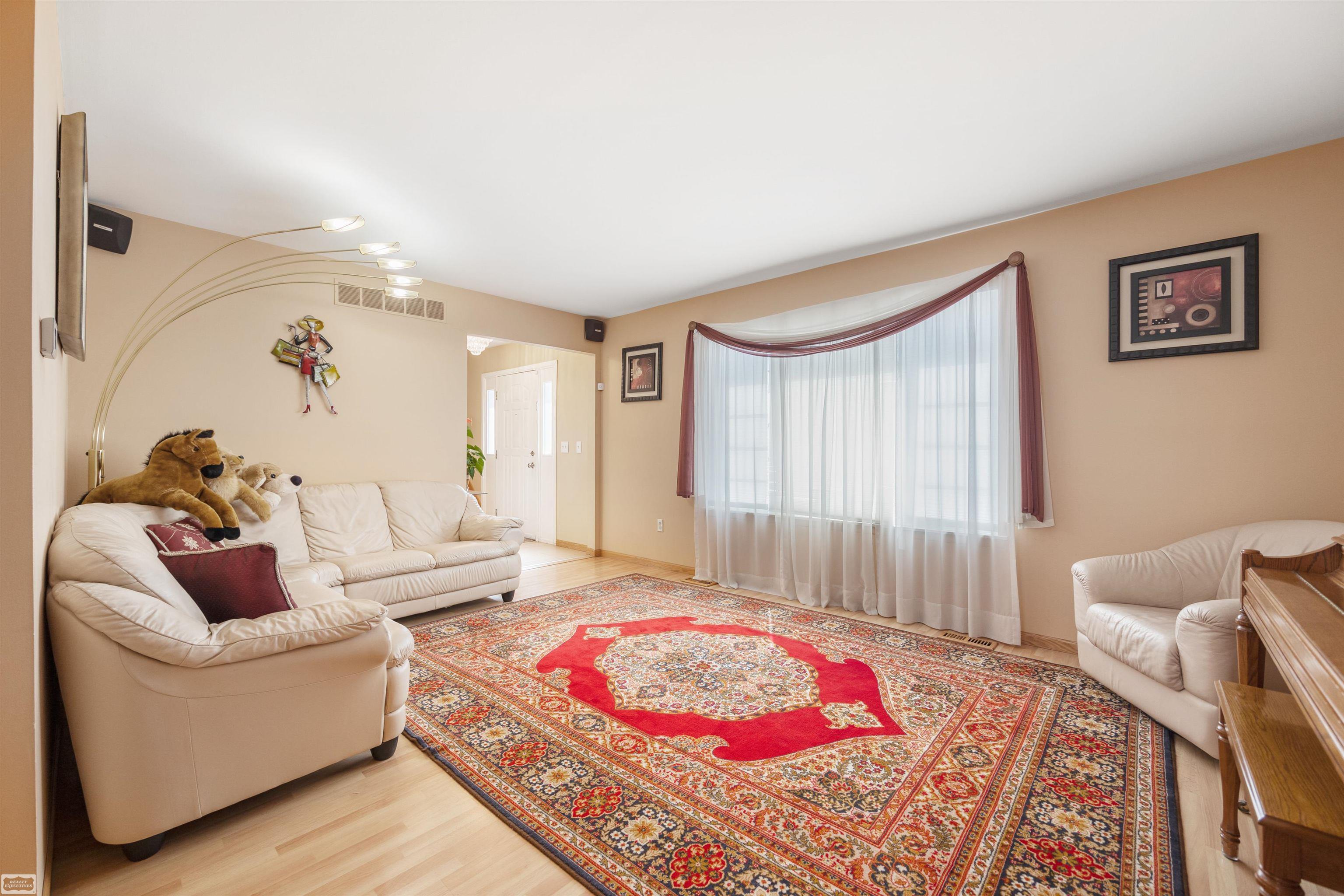 1693 Dennett Lane Rochester, MI 48307 - Photo 12 of 53 50109504-11.JPG