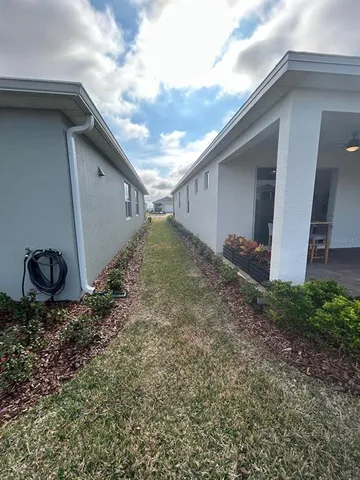 a view of a house with backyard and garden
