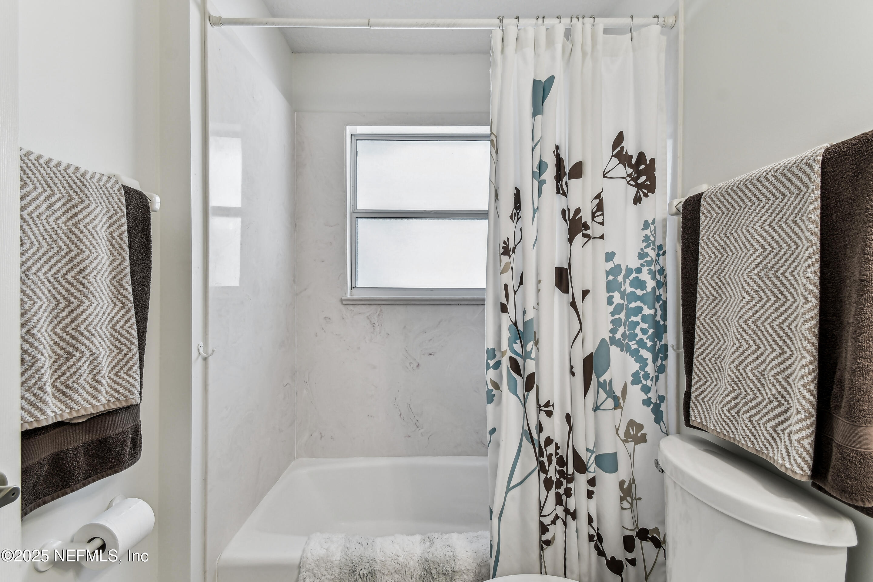 117 Gator Trail Melrose, FL 32666 - Photo 31 of 67 a bathroom with a bathtub and a shower