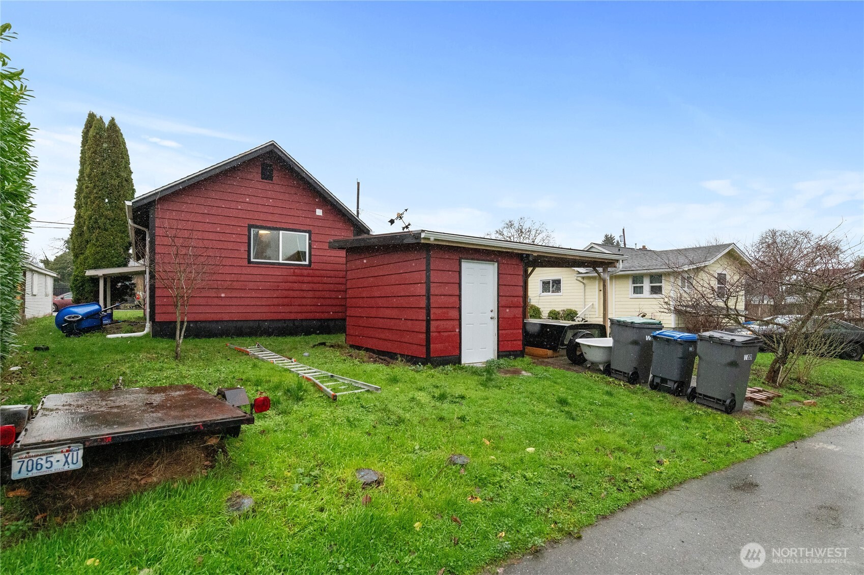 2013 8th Street Bremerton, WA 98337 - Photo 3 of 22 a view of a backyard with couches plants and large tree
