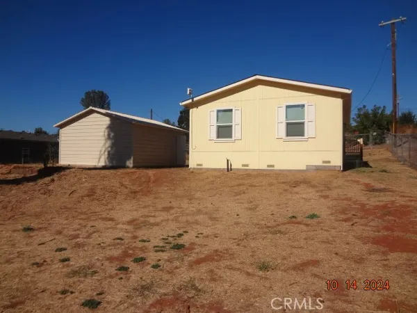 a view of a house with backyard