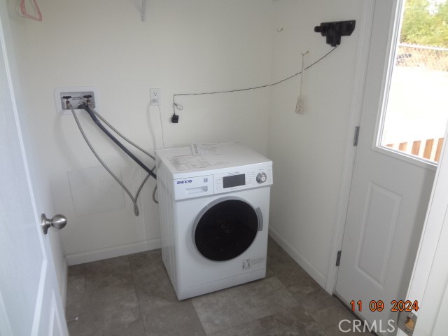 16355 Dam Road Clearlake, CA 95422 - Photo 8 of 21 a utility room with dryer and washer