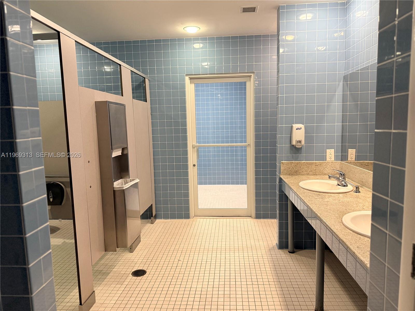 7275 Southwest 90th Way, Unit 411 Miami, FL 33156 - Photo 26 of 30 Gym Showers