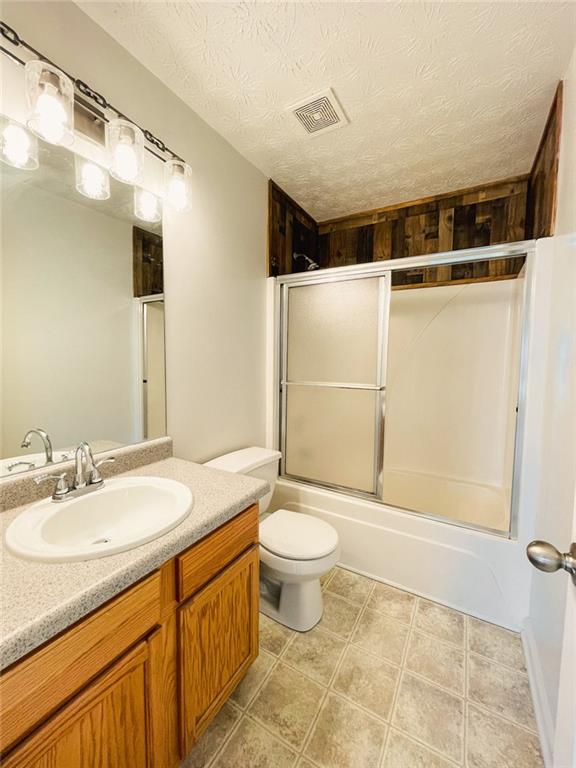 425 Shenandoah Court Winder, GA 30680 - Photo 9 of 17 a bathroom with a sink toilet and shower