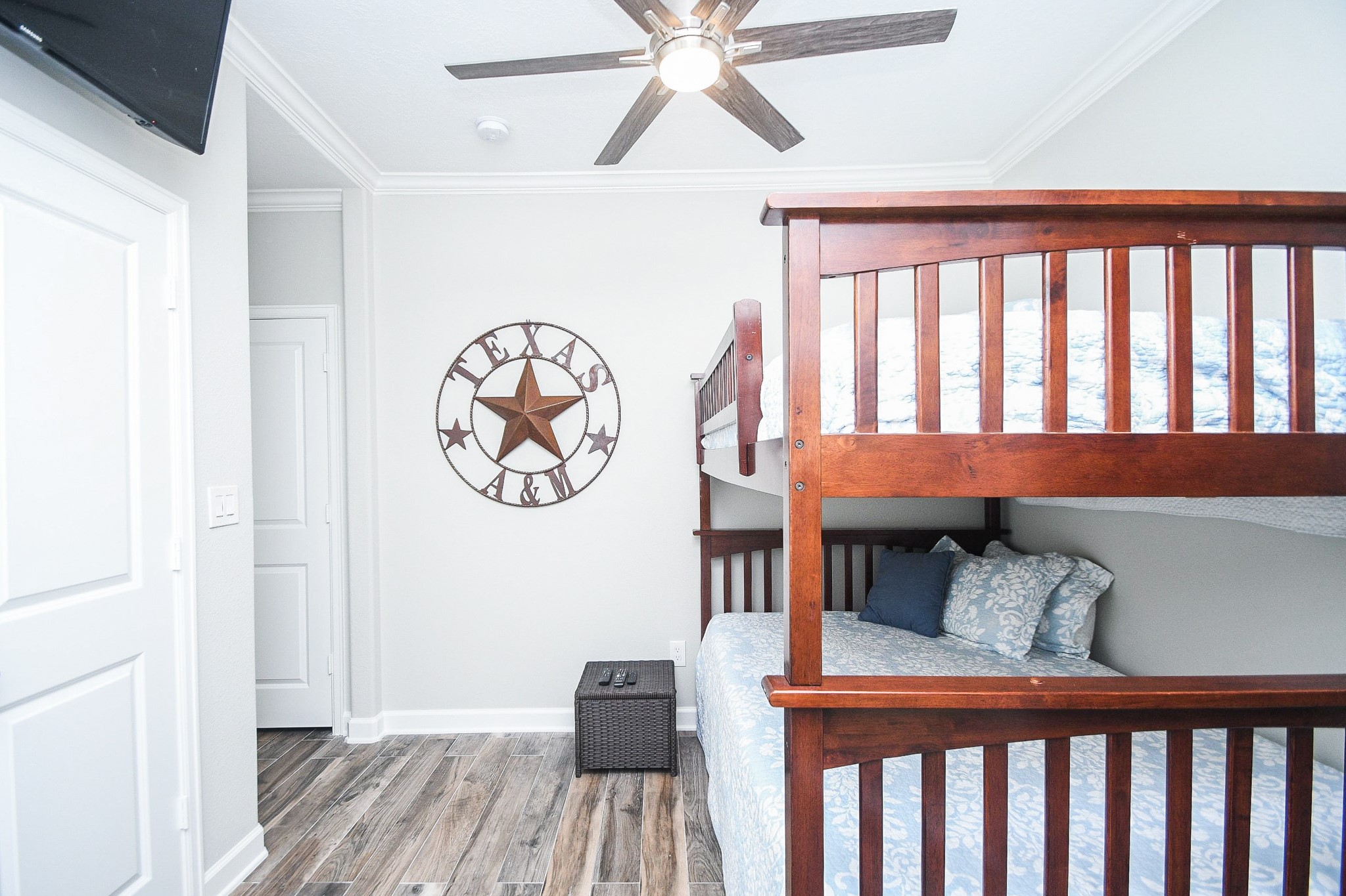 500 River Road, Unit 101 Montgomery, TX 77356 - Photo 13 of 27 Bedroom#3 with closet and mounted TV (pull down swivel mount)