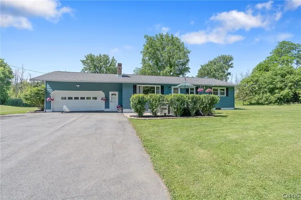$293,900 | 6305 1/2 Newport Road, Camillus, NY 13164