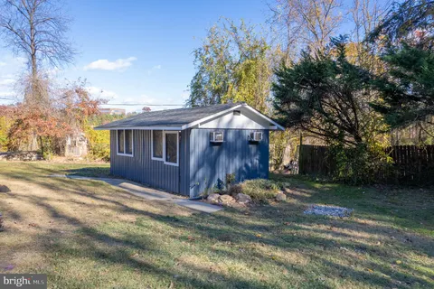 a picture of a wall with a white wall