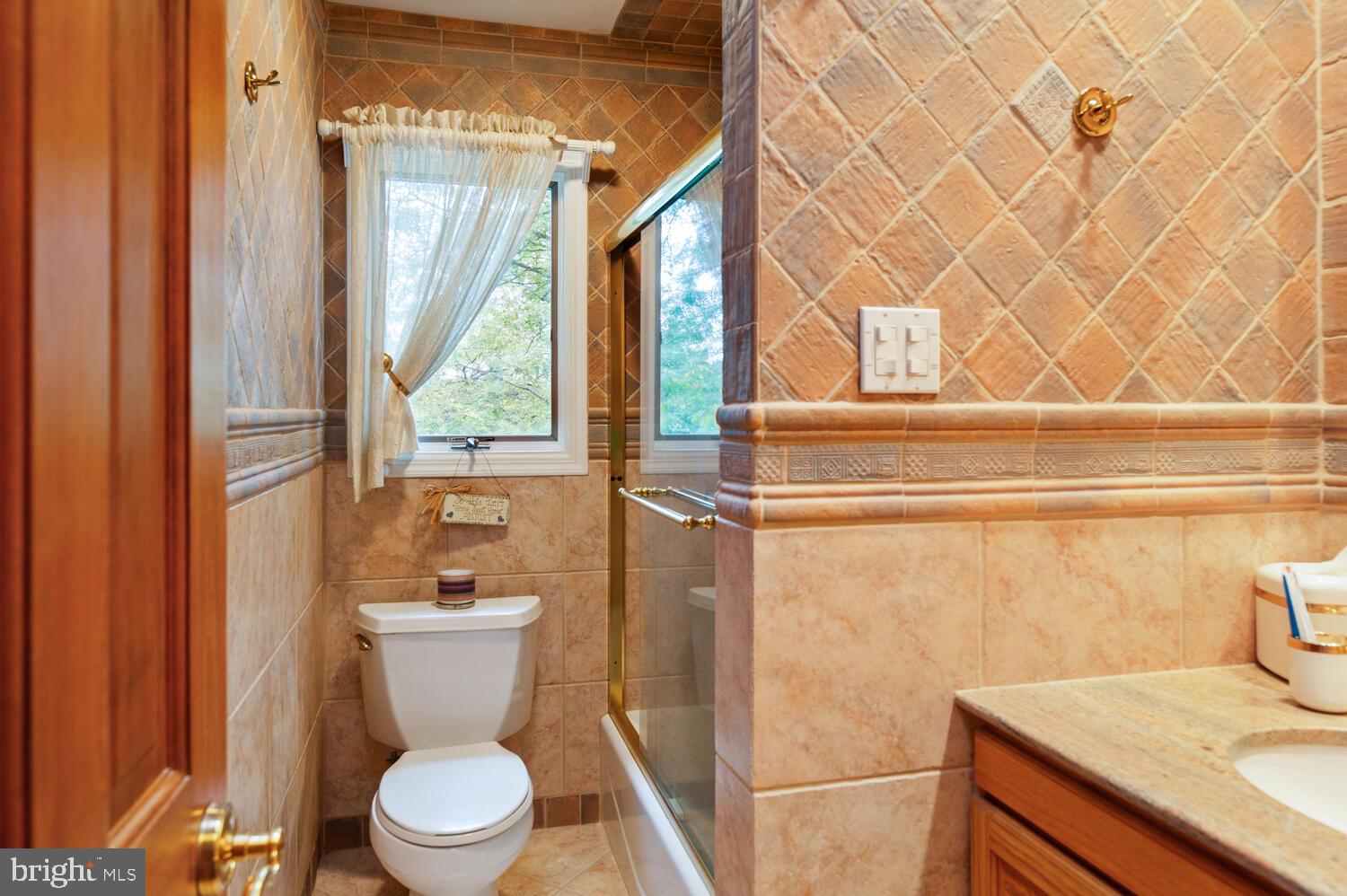 144 Oak Creek Road Hightstown, NJ 08520 - Photo 19 of 32 Main Bathroom Upper
