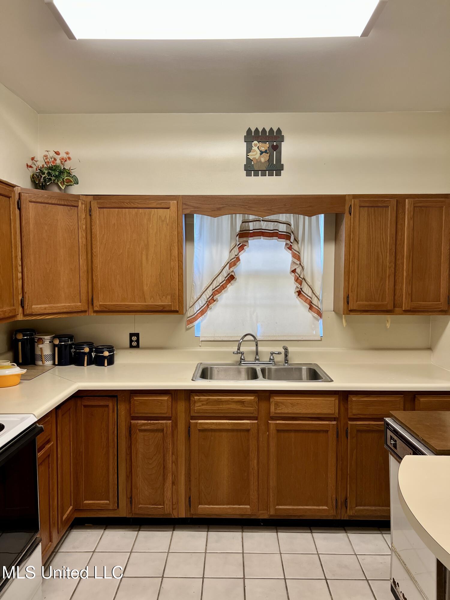 186 Summer Place Biloxi, MS 39530 - Photo 7 of 39 IMG_5379