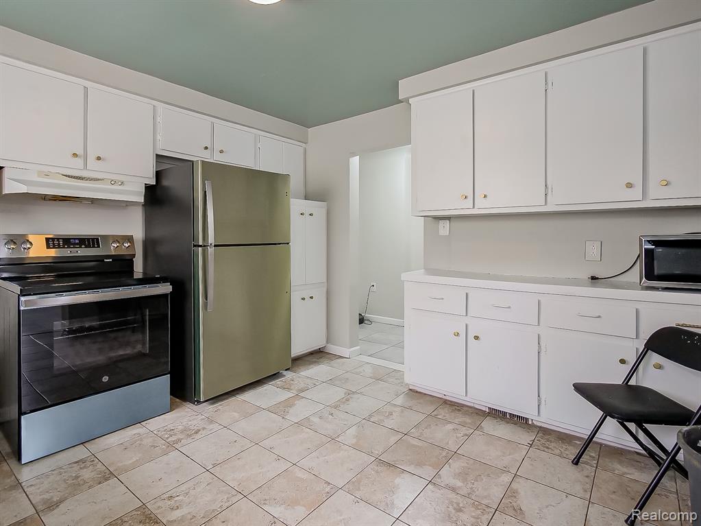 25323 Orchard Lake Road Farmington, MI 48336 - Photo 15 of 42