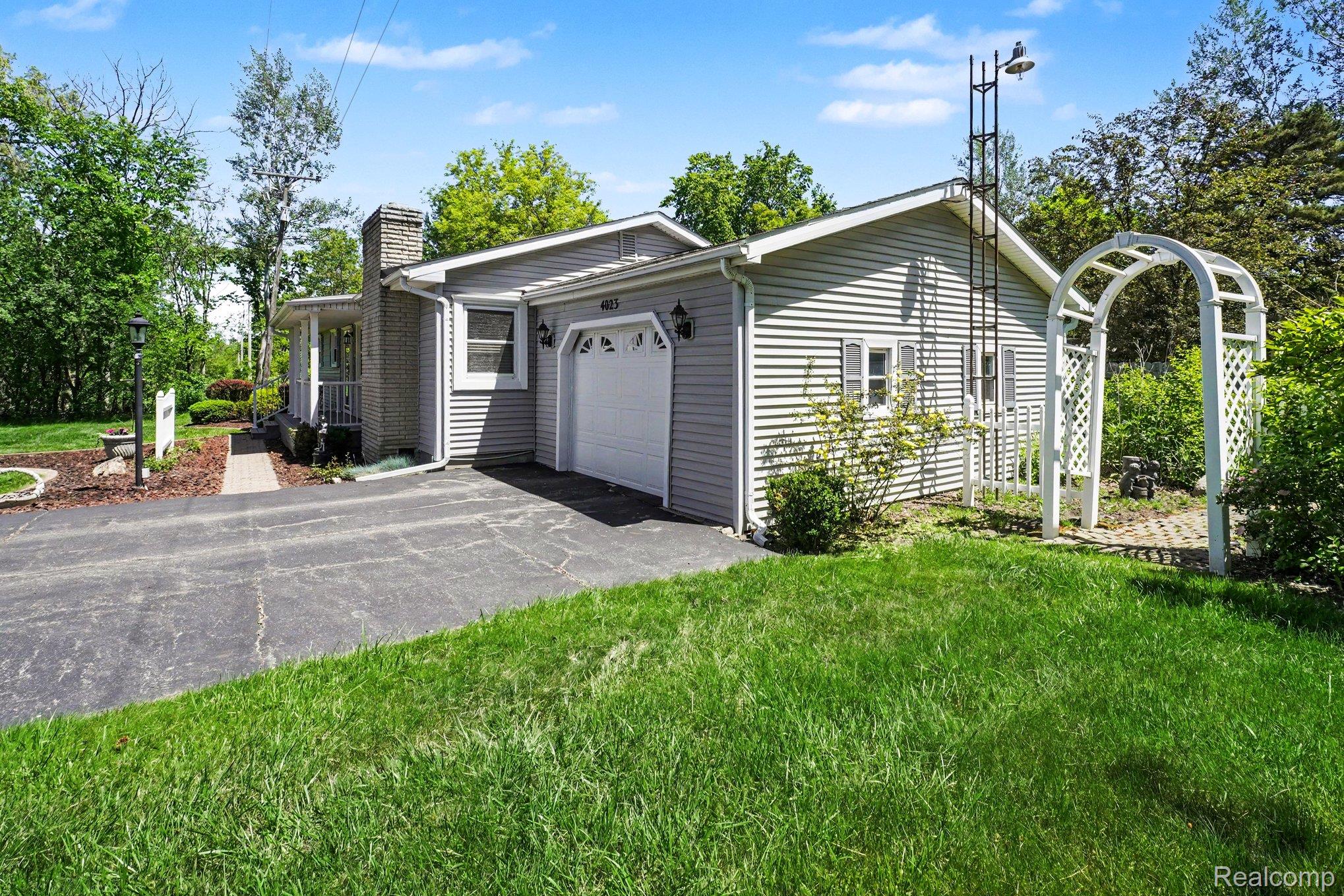 4023 South Genesee Road Grand Blanc, MI 48439 - Photo 5 of 39 005_file_4609.jpg