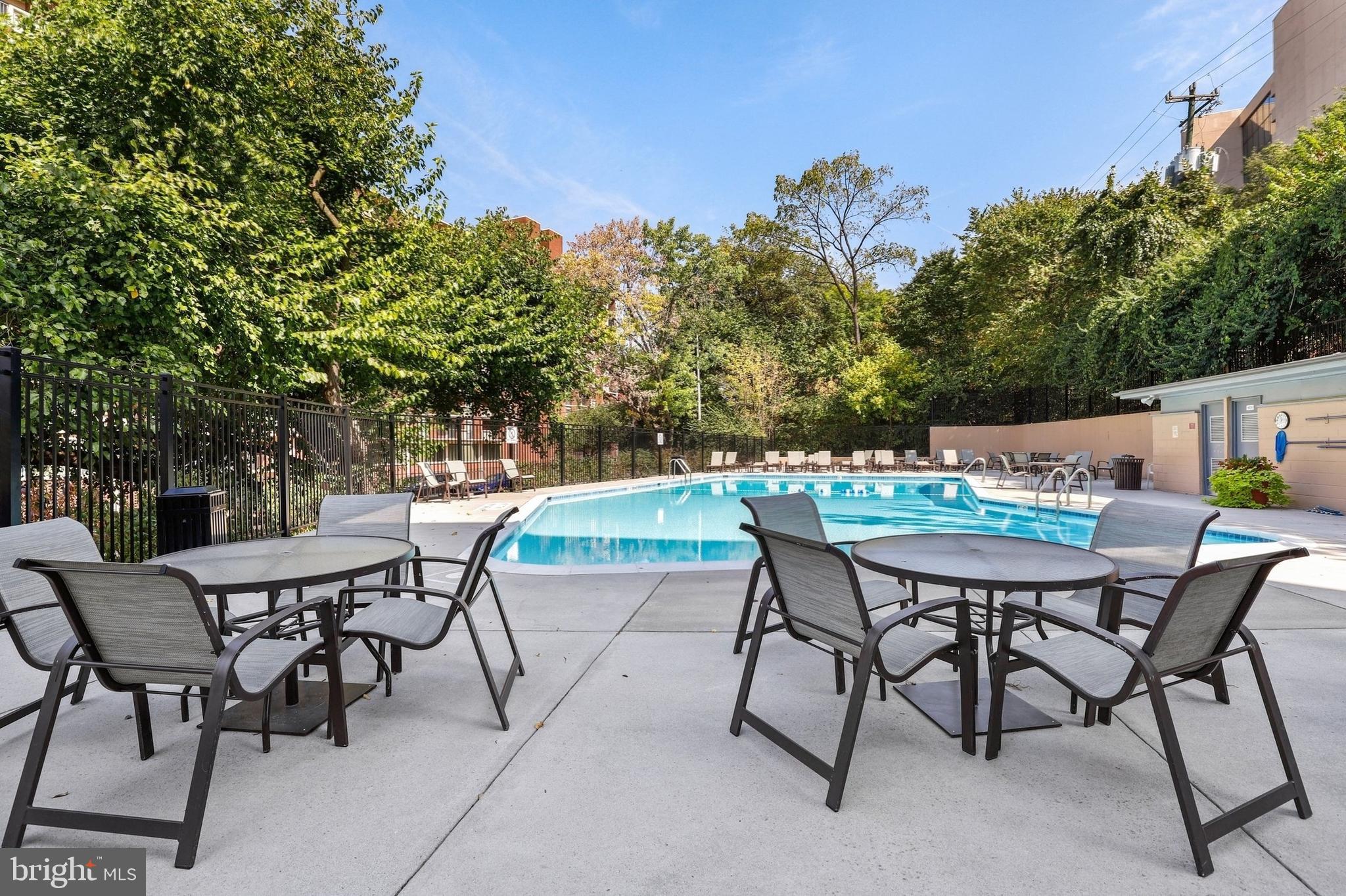 1200 South Arlington Ridge Road, Unit 404 Arlington, VA 22202 - Photo 16 of 32 a backyard of a house with table and chairs