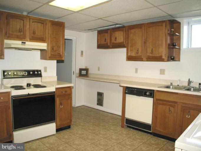 15101 Comus Road Clarksburg, MD 20871 - Photo 22 of 30 Kitchen in In-Law Suite