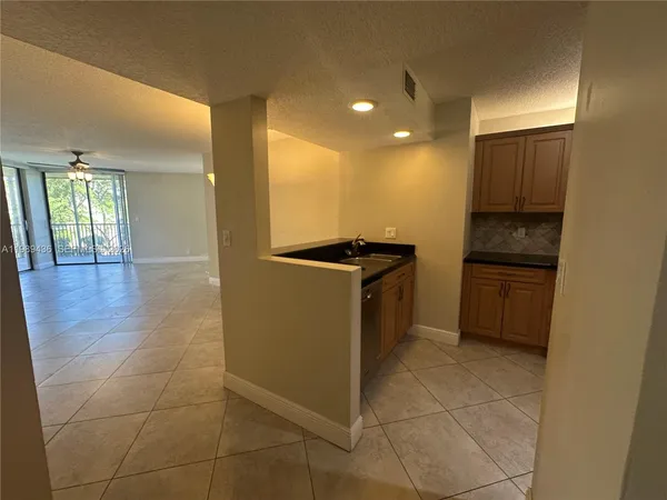 $2,850 | 10401 West Broward Boulevard, Unit 301, Plantation, FL 33324