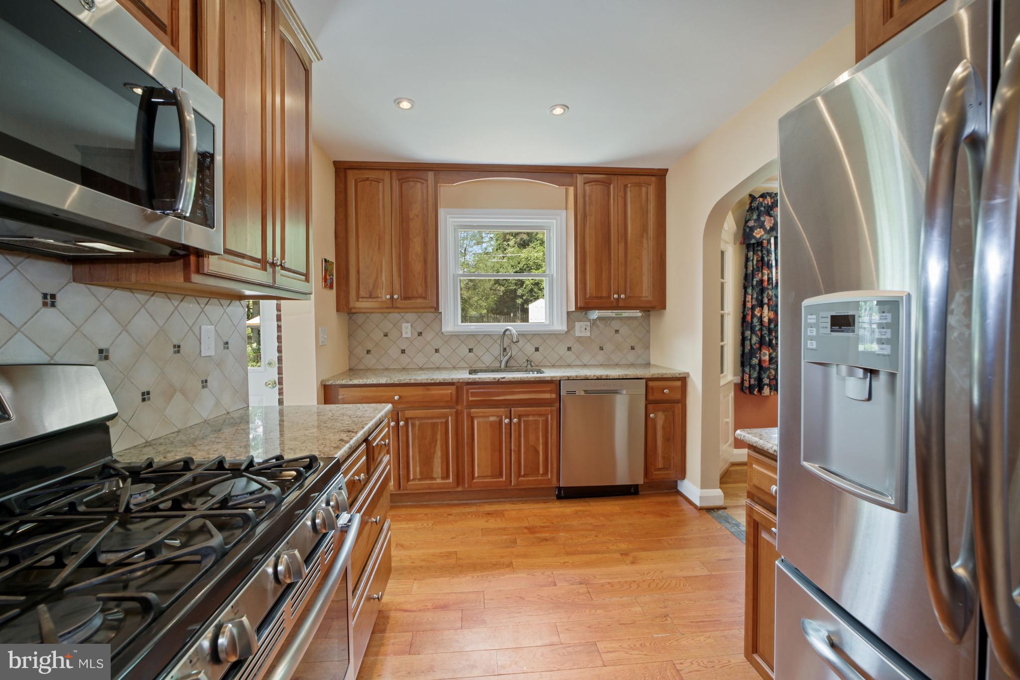 804 Quincy Road Towson, MD 21286 - Photo 8 of 34 Updated kitchen with granite & ss appliances