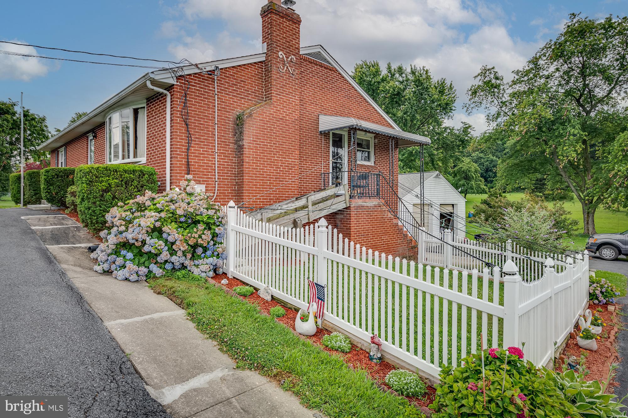 4507 Ridge Road Baltimore, MD 21236 - Photo 5 of 33 Small fenced area