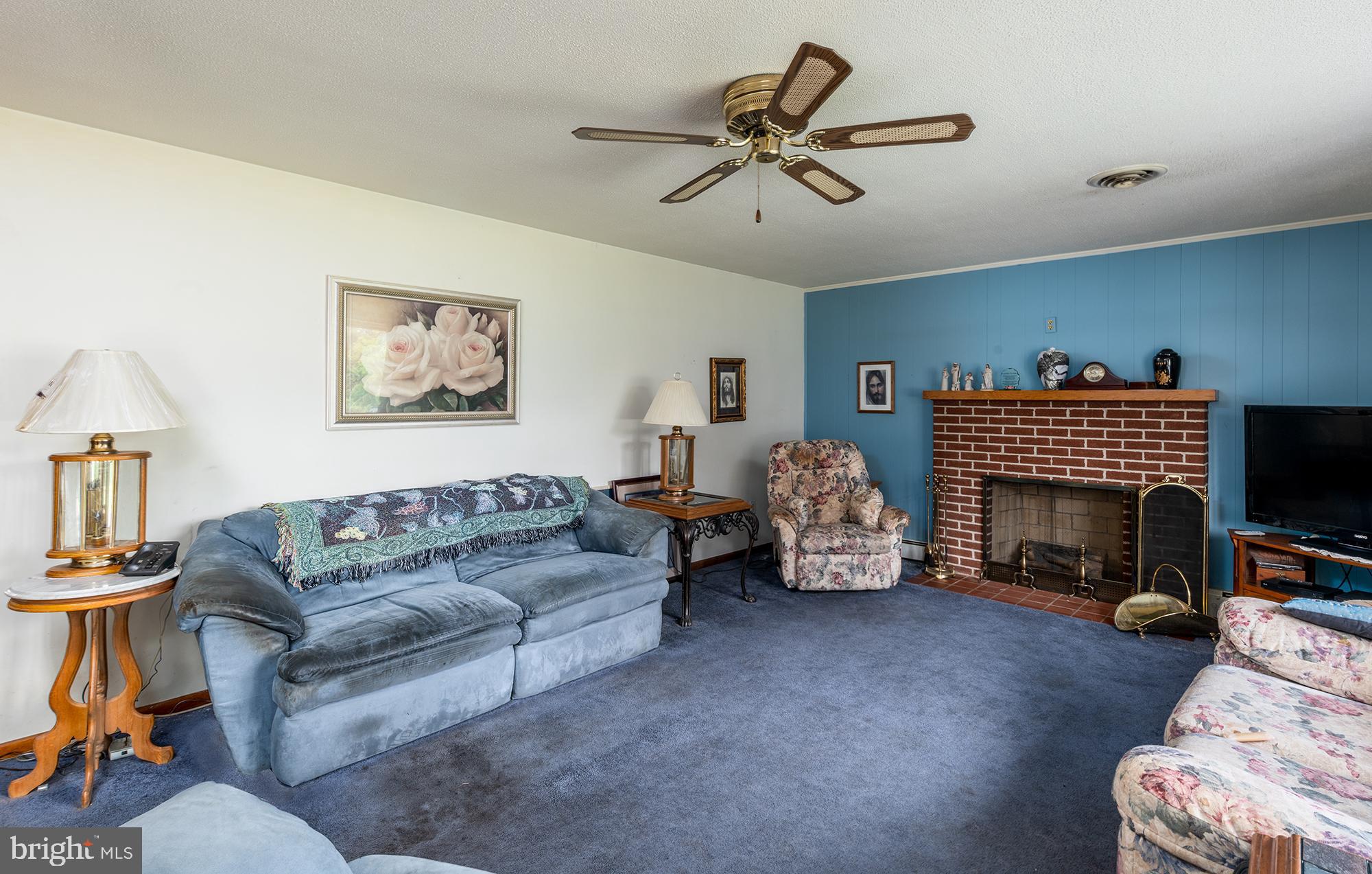 4507 Ridge Road Baltimore, MD 21236 - Photo 8 of 33 Living room