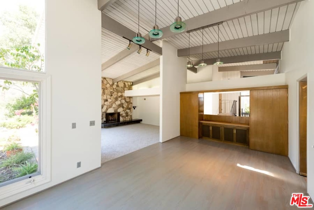 2436 Arbutus Drive Los Angeles, CA 90049 - Photo 11 of 35