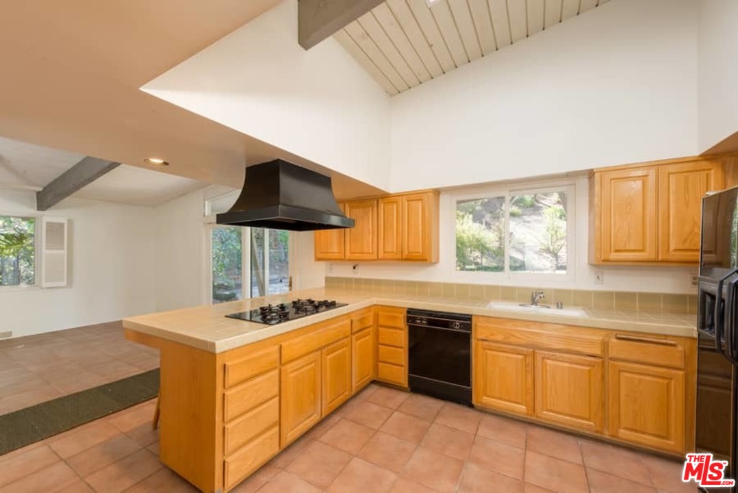 2436 Arbutus Drive Los Angeles, CA 90049 - Photo 12 of 35