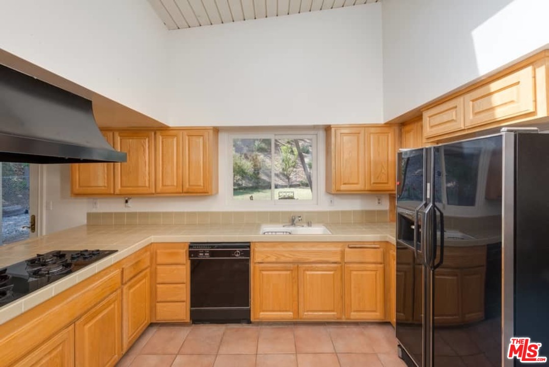 2436 Arbutus Drive Los Angeles, CA 90049 - Photo 13 of 35