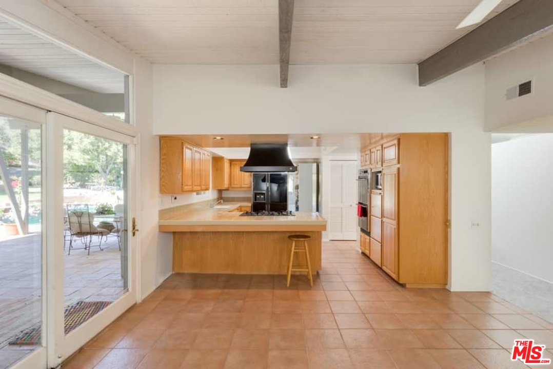 2436 Arbutus Drive Los Angeles, CA 90049 - Photo 15 of 35