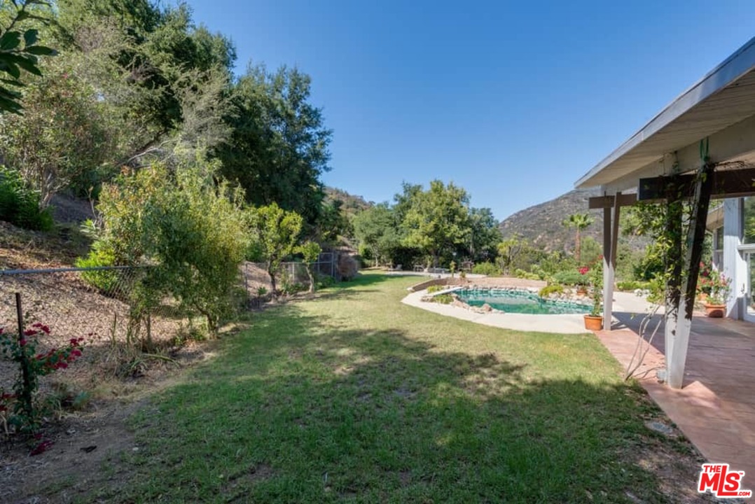 2436 Arbutus Drive Los Angeles, CA 90049 - Photo 30 of 35