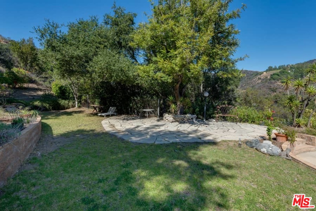 2436 Arbutus Drive Los Angeles, CA 90049 - Photo 31 of 35