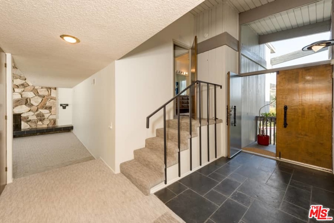 2436 Arbutus Drive Los Angeles, CA 90049 - Photo 5 of 35