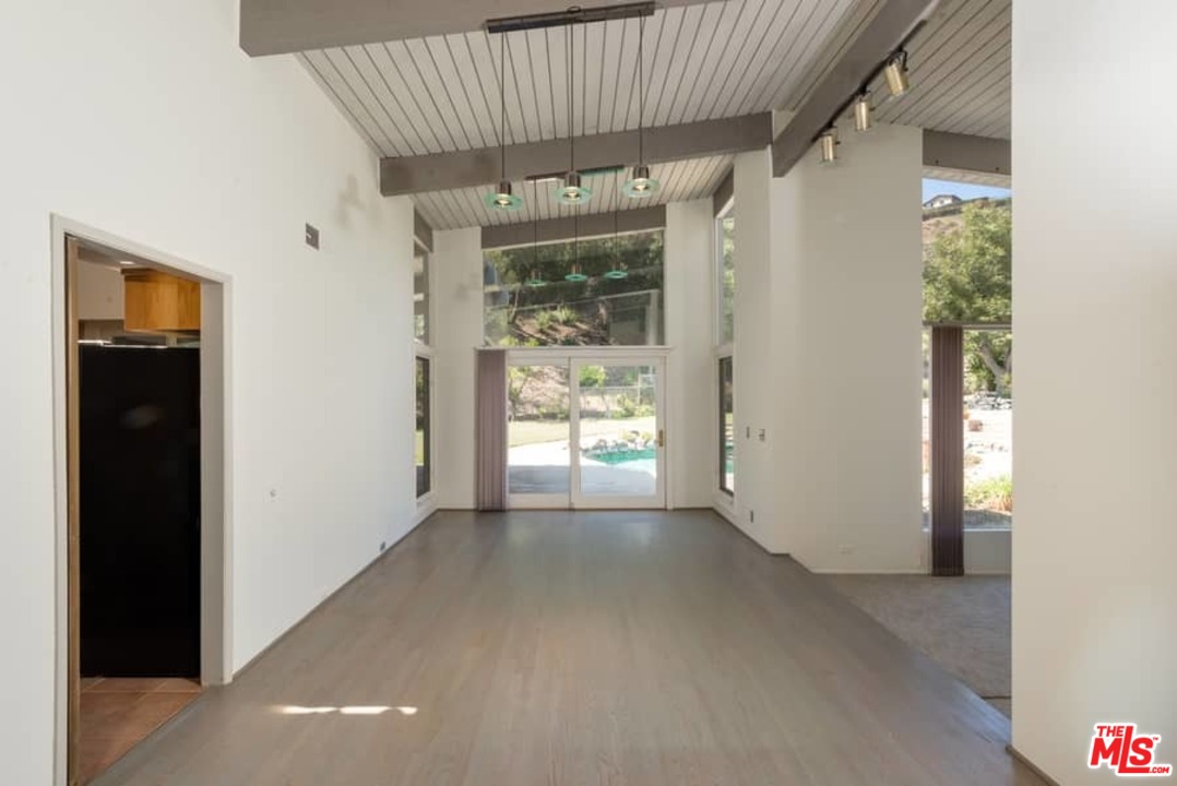 2436 Arbutus Drive Los Angeles, CA 90049 - Photo 10 of 35