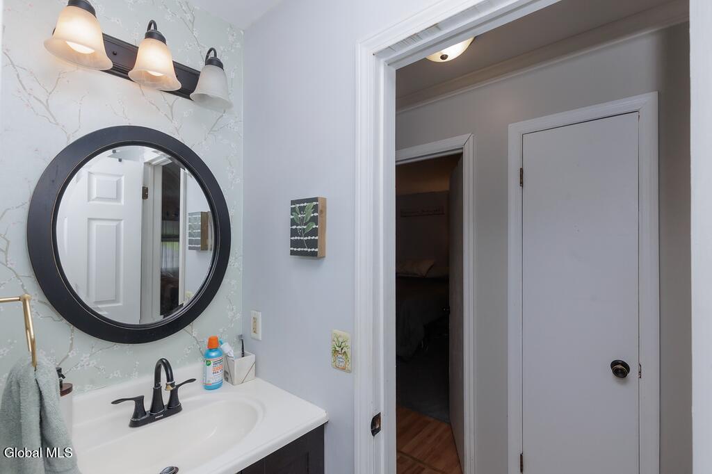 2407 Lenox Road Schenectady, NY 12308 - Photo 9 of 33 Full Bath
