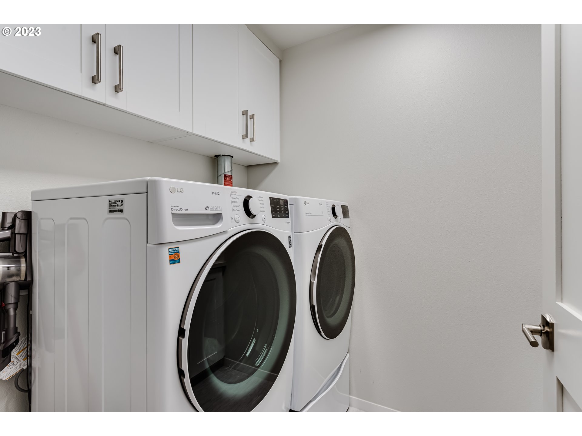 1600 Pearl Street Eugene, OR 97401 - Photo 13 of 21 a utility room with dryer and washer
