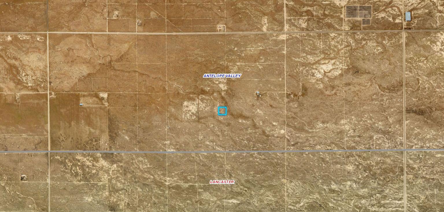 45 Stw Lancaster, CA 93536 - Photo 7 of 13 a bathroom with a shower