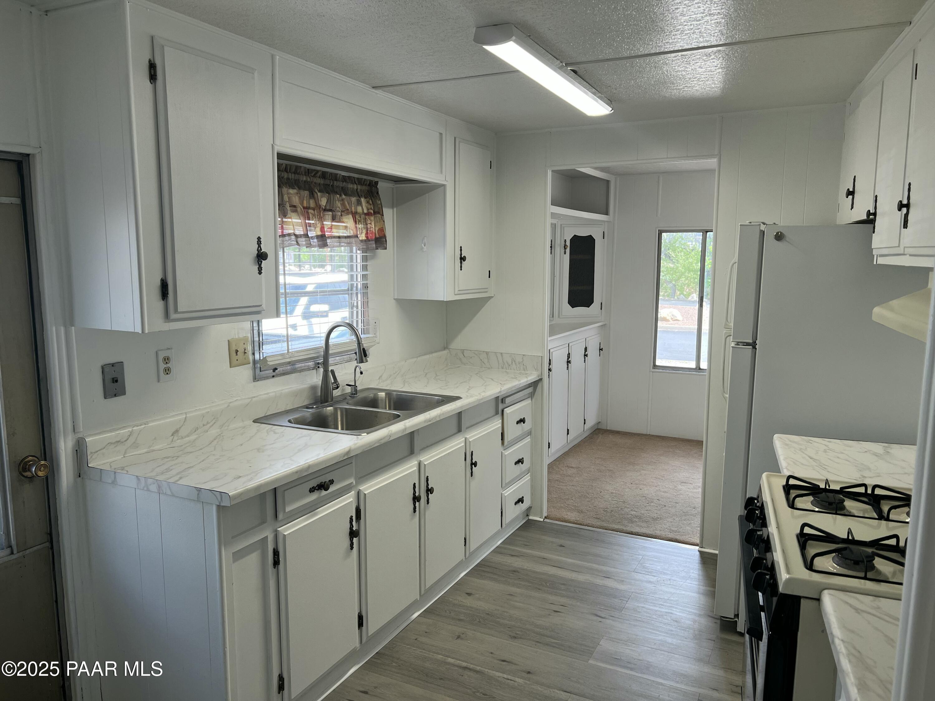 960 Peace Lane, Unit 55 Prescott, AZ 86305 - Photo 6 of 25 Kitchen