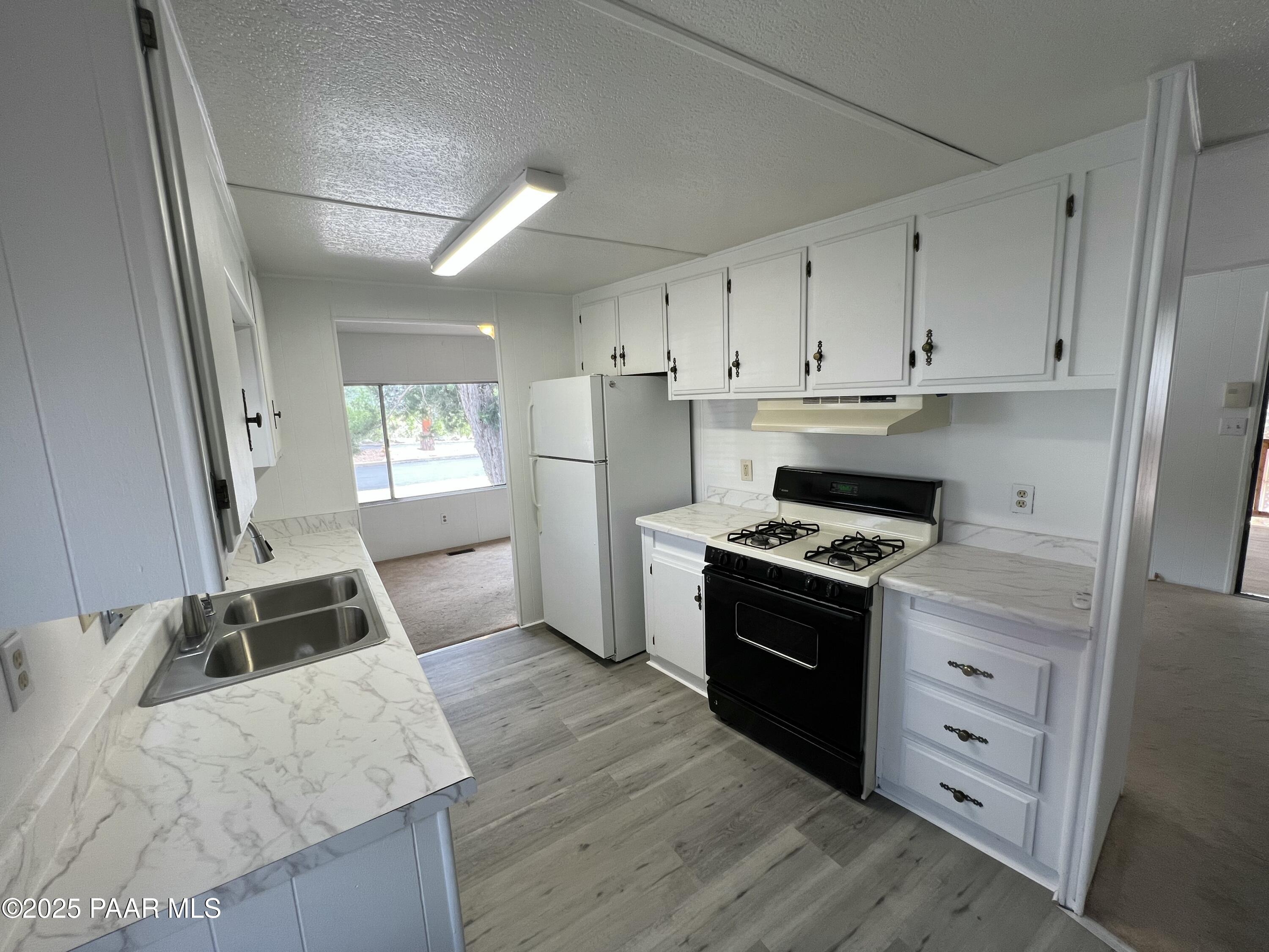 960 Peace Lane, Unit 55 Prescott, AZ 86305 - Photo 7 of 25 Kitchen