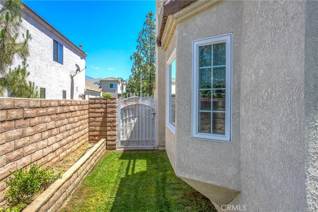 1125 Vía Nice Redlands, CA 92374 - Photo 46 of 50 a balcony with a yard