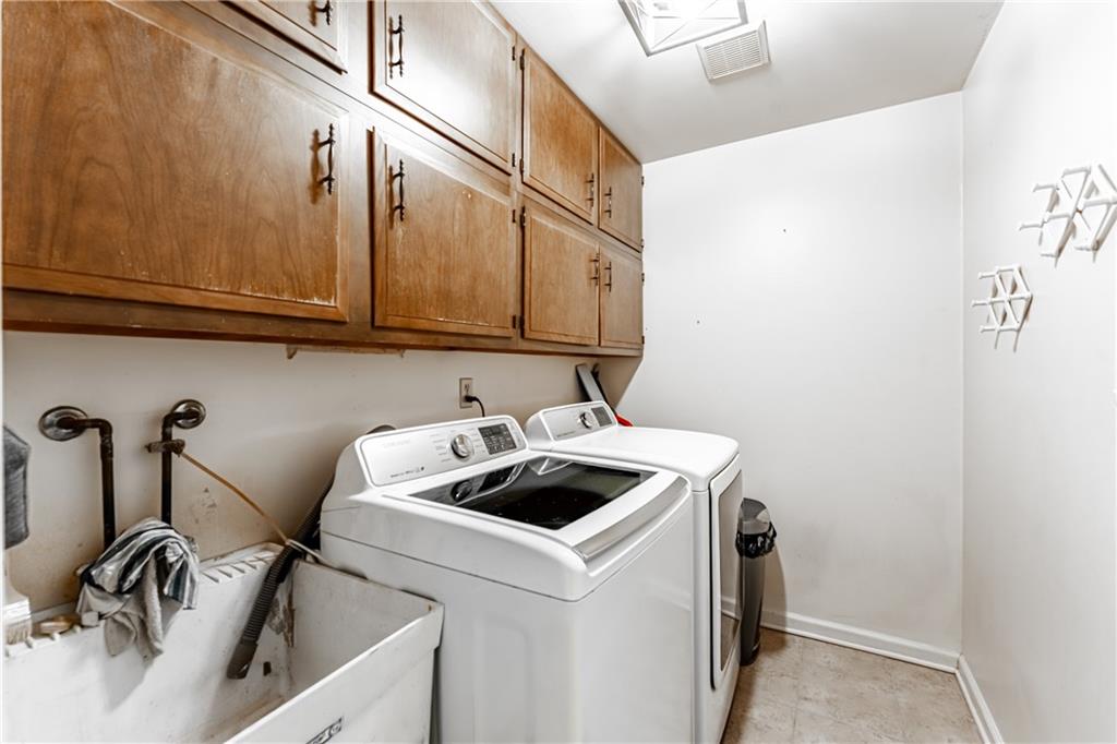199 Roscommon Place Canonsburg, PA 15317 - Photo 13 of 32 a view of storage and utility room with washer and dryer