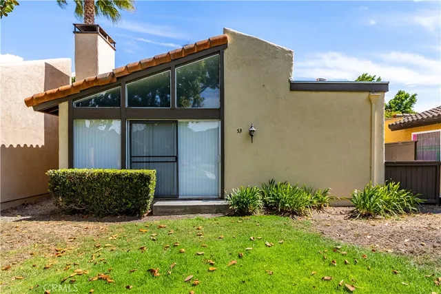 a sign that is sitting in the middle of a building
