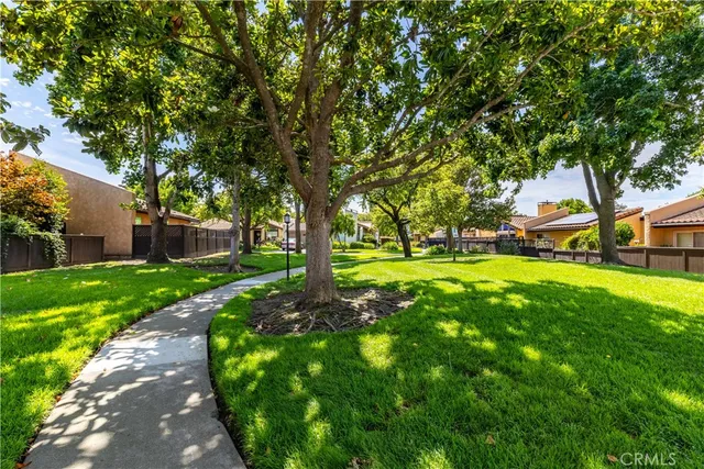 an aerial view of a tennis ground