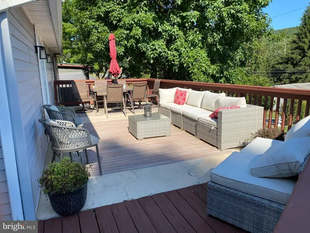 a view of deck and patio