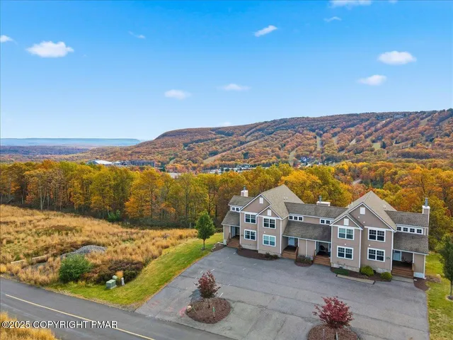 a view of a house with backyard