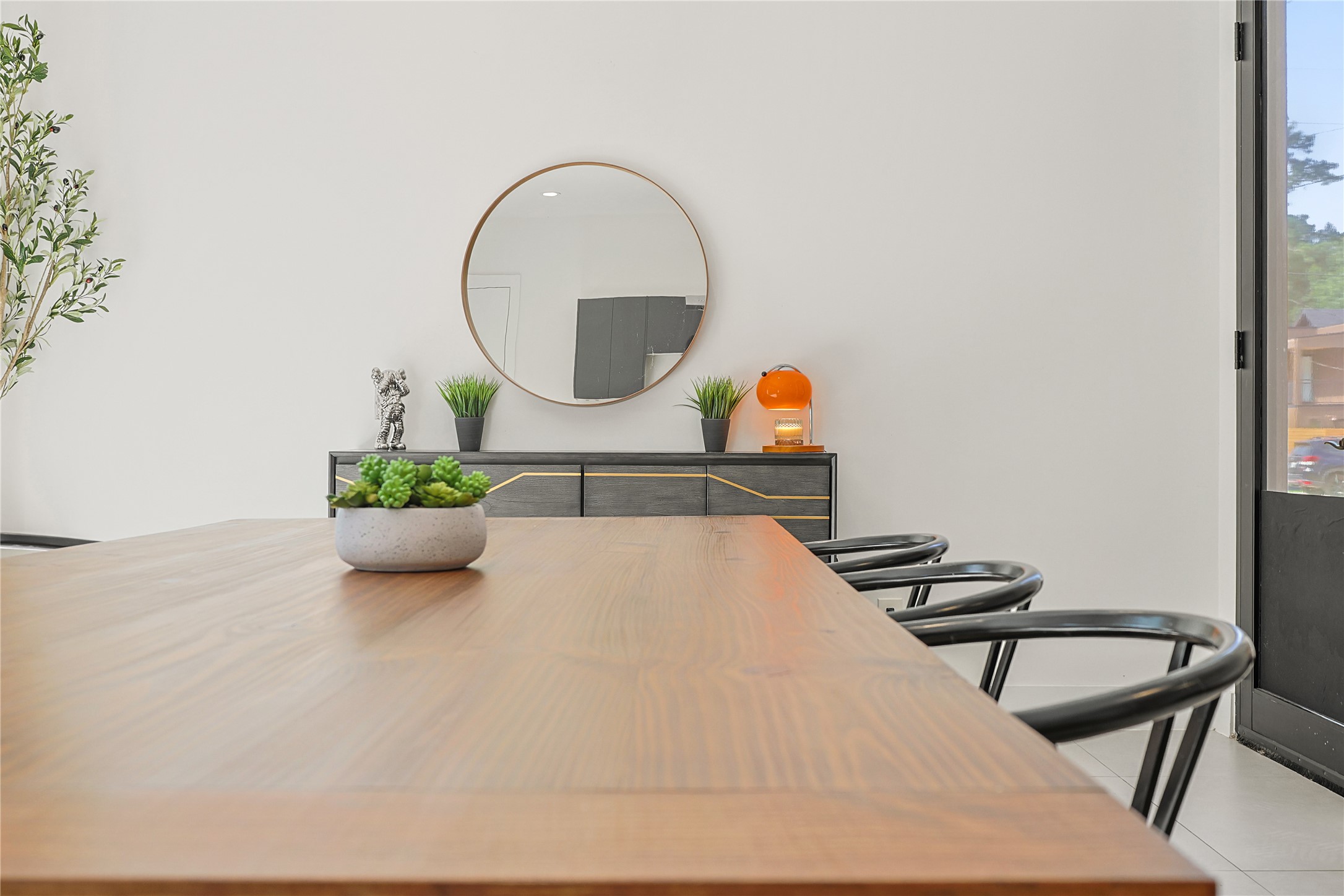 1550 Ashway Street Conroe, TX 77385 - Photo 5 of 34 a room with table and potted plants