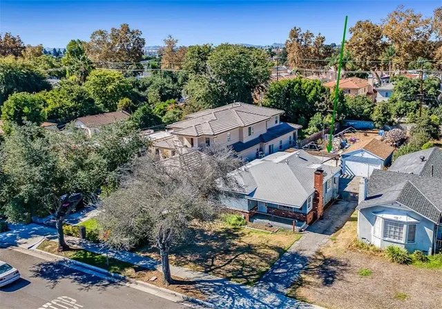 an aerial view of a house with yard swimming pool and outdoor seating