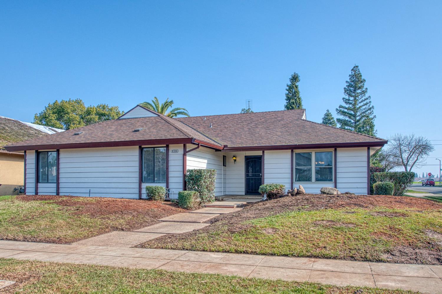 8166 North Raisina Avenue Fresno, CA 93720 - Photo 4 of 40