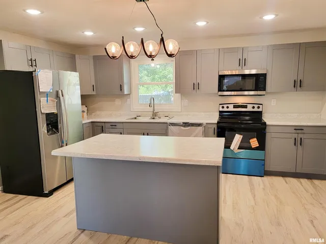 $159,999 | 306 Bible Street, Flora, IL 62839