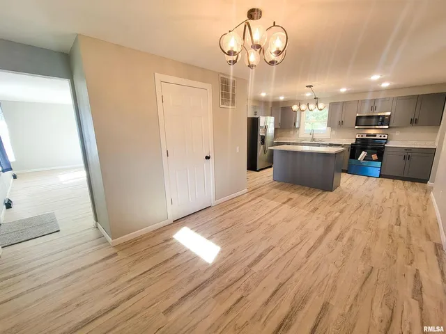 $159,999 | 306 Bible Street, Flora, IL 62839