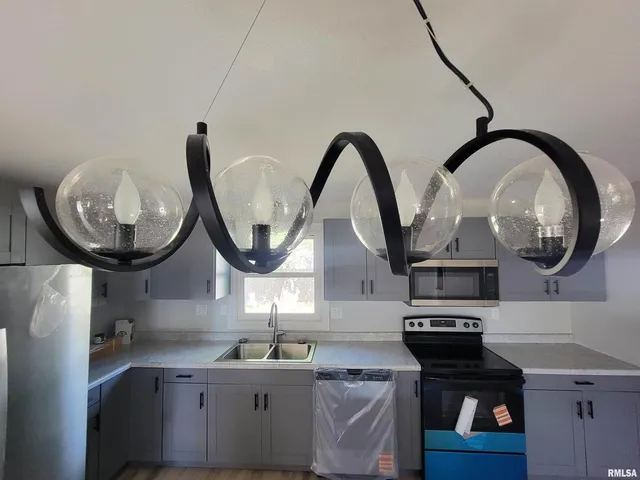 $159,999 | 306 Bible Street, Flora, IL 62839