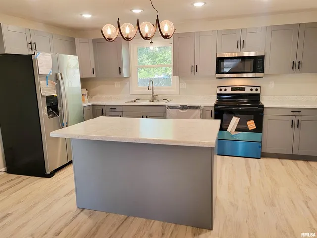 $159,999 | 306 Bible Street, Flora, IL 62839