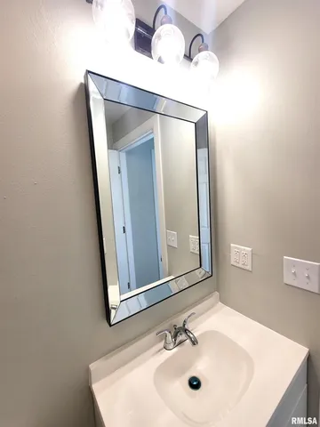 $159,999 | 306 Bible Street, Flora, IL 62839