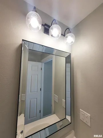 $159,999 | 306 Bible Street, Flora, IL 62839